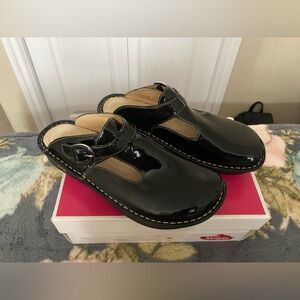 Alegria by PJ Lite classic black patent leather shoes